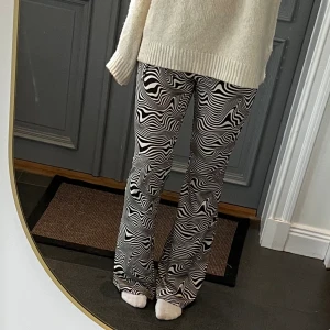 Mönstrade byxor  - Zebramönstrade byxor från H&M. Storlek M. Fint skick. Säljer ett par likadana i storlek S. Använd gärna köp nu!