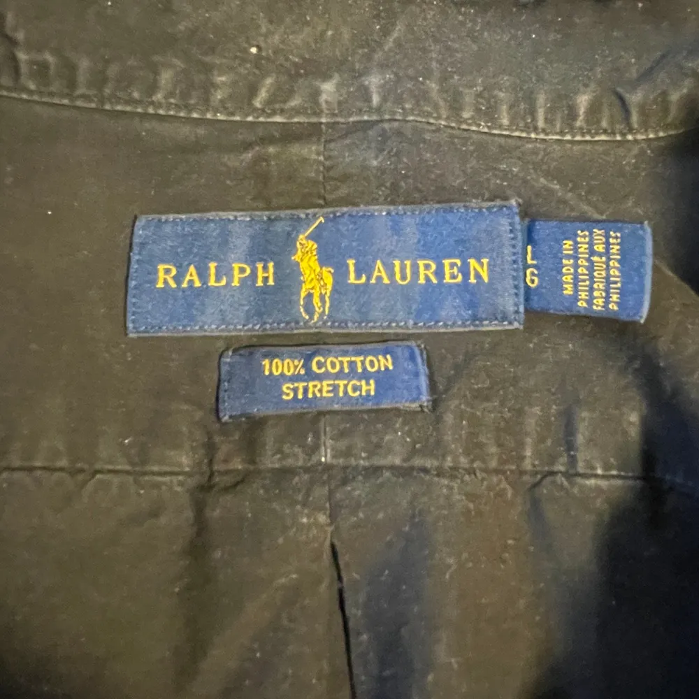 Svart Ralph lauren skjorta i mycket bra skick. Skjortan är bara använd ett fåtal gånger och inköpt på NK för ca 1600kr. Priset kan diskuteras vid snabb affär.. Skjortor.