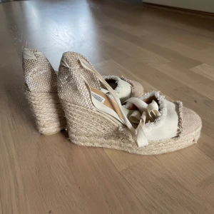 Klackskor - Fina högklackade sandaler. För små för mig så aldrig använda. Skicka meddelande för fler bilder. Priset går att diskutera 