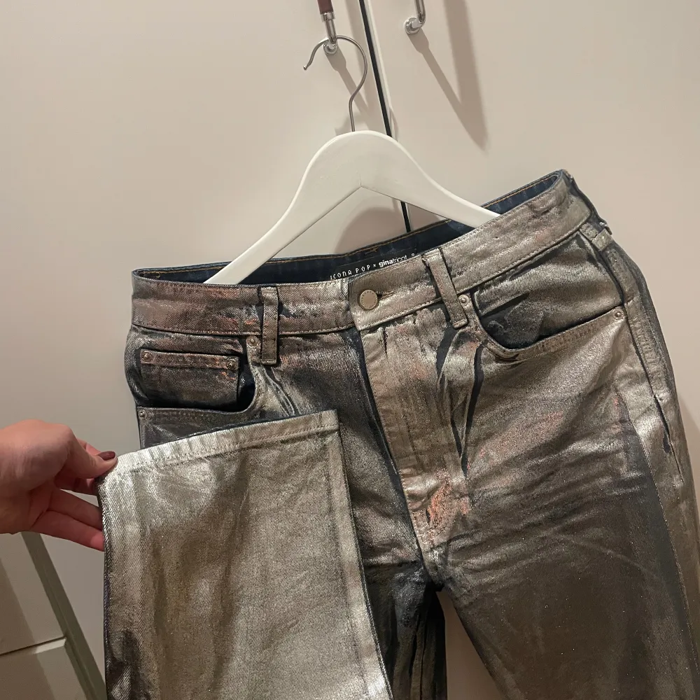 silvriga jeans, använda 3 gånger 2018. Finns alltså inte att köpa längre, så coola!🦋. Jeans & Byxor.
