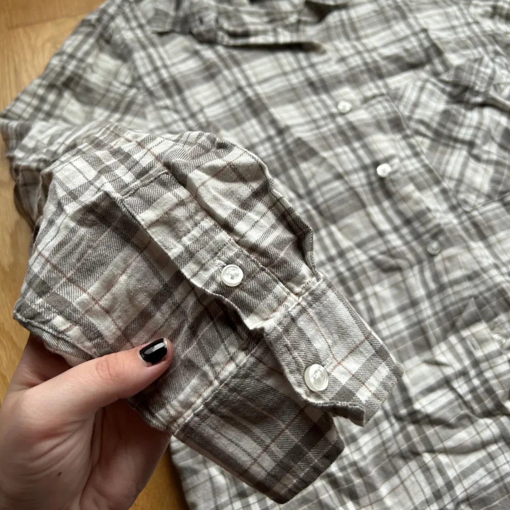 Skjorta från Gina tricot med rutigt mönster 🤍 fint skick!. Skjortor.
