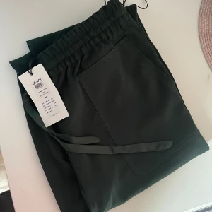 object byxa - aldrig använd byxa från object storlek 38 normal i storleken. mörkgrön skickas spårbart  swish endast som betalning 