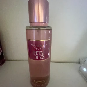 Victoria’s secret bodymist - Endast sprejat ett par gånger för att testa. Säljer pga jag har för många. Säljer även en till i samma kollektion 💕