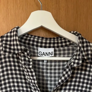 Ganni klänning  - Ganni klänning i schack mönster. Använd fåtal ggr. 