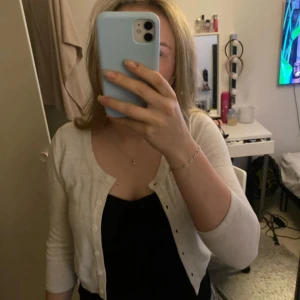 Tre kvart kofta  - En supergulliga trekvarts ärm kofta. Inte kommit till användning, fint skick!🥰