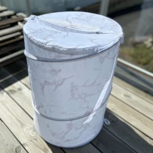 Ihopfällbar tvättkorg  - Säljer en enkel men snygg tvättkorg som smidigt går att fälla ihop! Använd men är i gott skick!