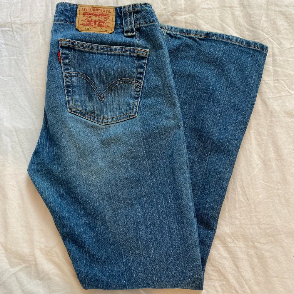 De perfekta vintage Levis jeansen! Modell 525. Köpta på POP vintagebutik! Stl m, sitter som en s/m. Jag är 170, skulle säga att de passar nån som är ca 165-170 längdmässigt🌷 frakt tillkommer. Jeans & Byxor.