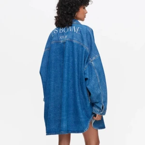 The Denim Shirt Dress - Beställde Lis Bonnes nya denim shirt dress men den passade tyvärr inte mig. Eftersom den är slutsåld på hemsidan så ville jag kika om någon är intresserad av att köpa den. Säljer den för samma pris som på hemsidan eftersom den är oanvänd Strl S/M
