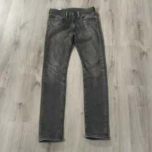 Grå Levi jeans i jätte bra skick, storleken är W31 L34 denna modellen är i Slimfit