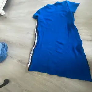 Klänningen är i färgen blå och i storleken 134/140