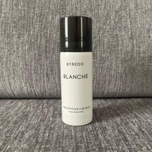 Hår parfym från Byredo Byredo Blanche hair perfume Super fräscht, perfekt till sommaren☀️ 75 ml, har bara använts ett par gånger Skriv gärna för mer info💕💕