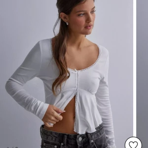 Ginatricot topp  - Jättegullig tröja, helt ny endast testad 💕Strolek Xs men skulle säga att den passar S oxå. Nypris 259 kr 