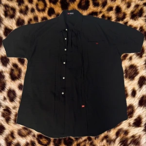 skjorta diesel  - passar som en XL eller baggy, svart och röd, baggy diesel skjorta ⛽️ 