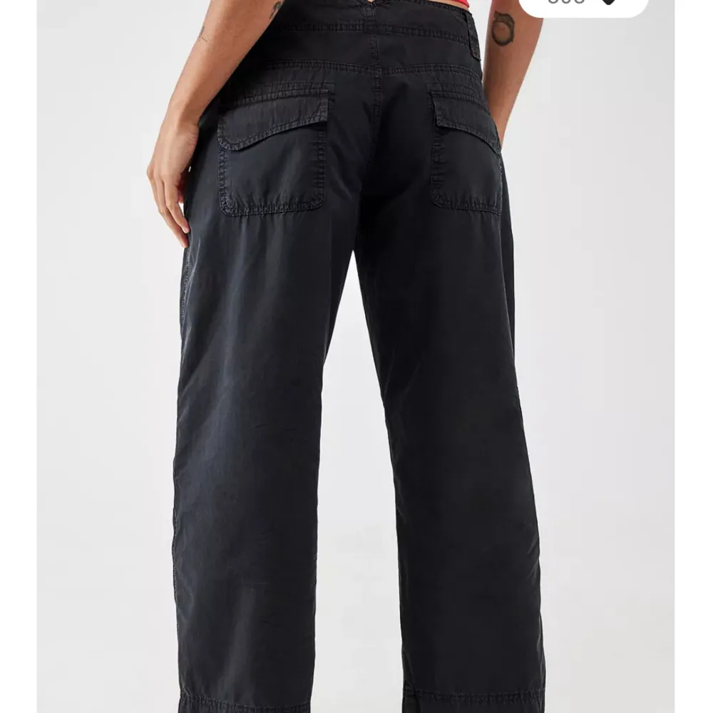 Helt nya capris från Urban Outfitters. Låg midja. Va för stora för mig därav säljer jag. Endast testade. Prislapp och allt kvar. . Jeans & Byxor.