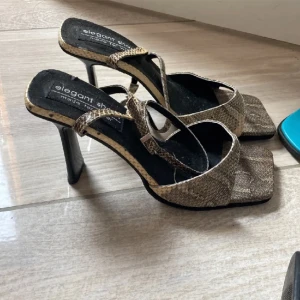 Klackar -  Jätte snygga klackar i äkta kvalitet läder och äkta ormskinn🌟 Jättebra skick! Passar perfekt till sommaren!🌟