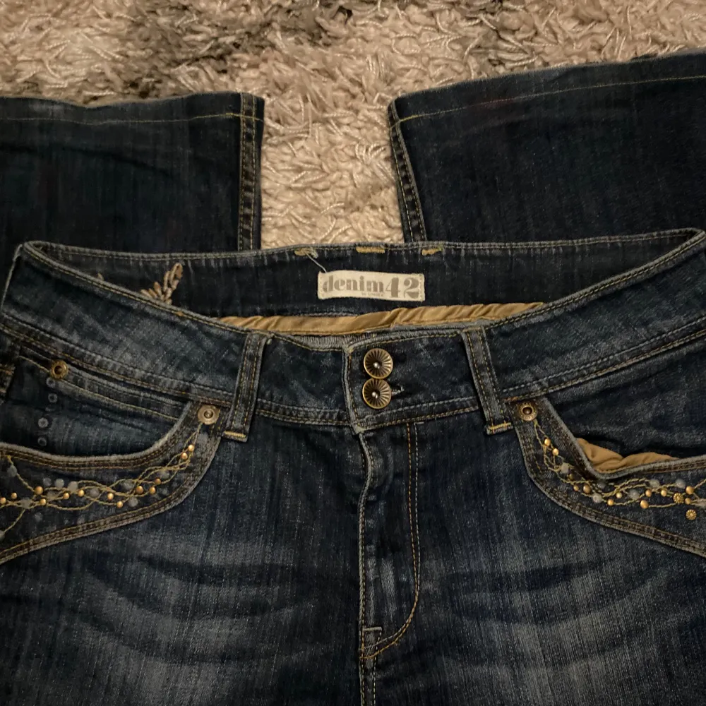 Coola vintage jeans. Super bra skick, midja rakt över 43 cm. Ytterbenslängd 98 cm. Sitter bra på mig som är 168cm. Priset går att diskutera💕. Jeans & Byxor.