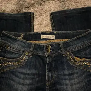 Coola vintage jeans. Super bra skick, midja rakt över 43 cm. Ytterbenslängd 98 cm. Sitter bra på mig som är 168cm. Priset går att diskutera💕