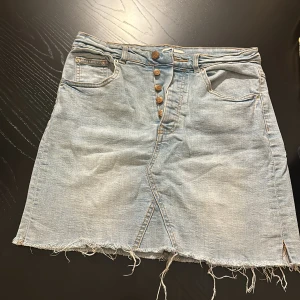 Jeanskjol - Jeanskjol i stl 38, köpt på Gina tricot. Väldigt fint skick! 