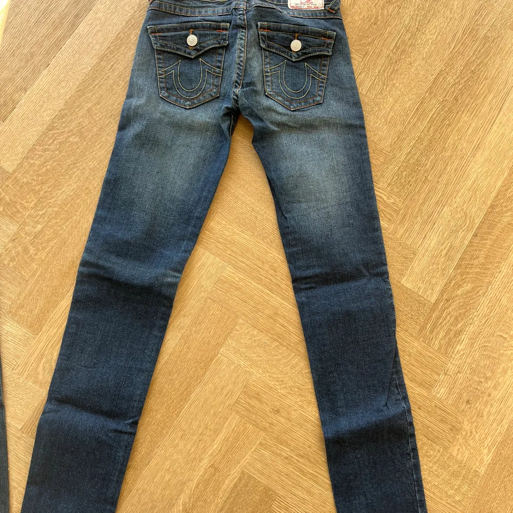 2 par True Religion Jeans i nyskick. Båda Low Cut Storlek 27 boot cut Storlek 28 slimfit. Jeans & Byxor.