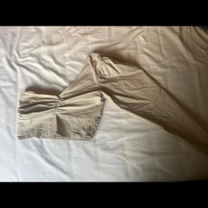 One shoulder topp - Beige one-shoulder top från Pull and Bear stl S, använd 1-2 gånger så skicket är som nytt! 