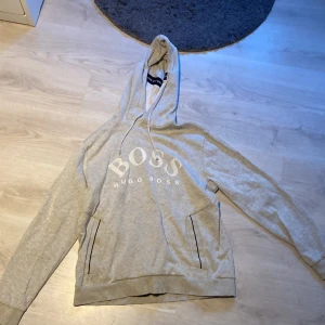 Hugo boss tröja - Säljer för den är för liten. Använd. Snörena är lite trasiga som man ser. Priset kan diskuteras😃
