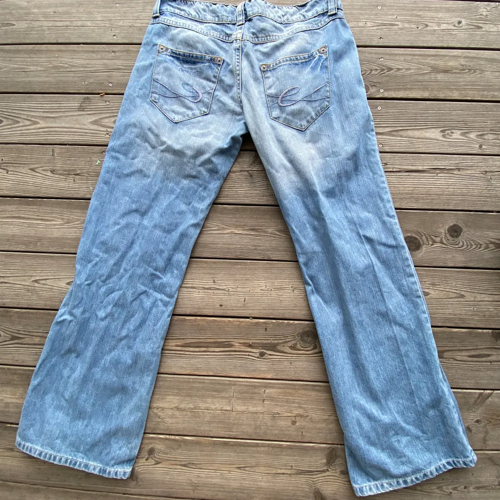 Jättefina lågmidjade esprit jeans i fint skick med unik brodering på fickorna. Storlek W30 så passar nog runt s/m. . Jeans & Byxor.