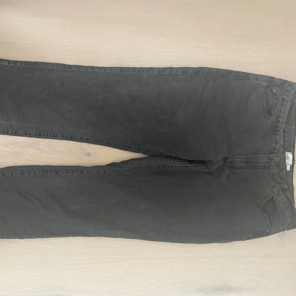 Mörk gråa jeans med fina detaljer på bakfickorna, de är i storlek 42 men skulle säga att de passar M/L 💕🫶. Jeans & Byxor.