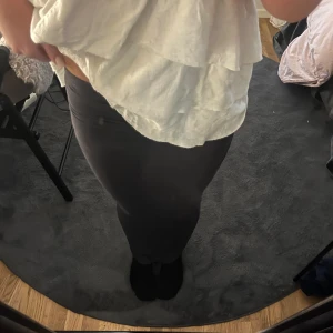 Mörkgrå kjol 🩶 - Trendig mörkgrå soft touch kjol! Använd några gånger, inga skador eller defekter. 💕 Bra i storlek, den är stretchig. Skriv vid intresse eller frågor, kan gå ner i pris vid snabbt köp.