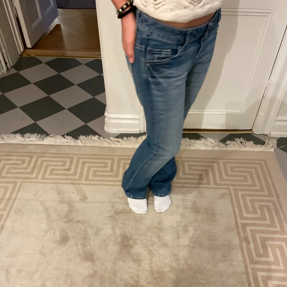 Säljer dessa sjukt snygga lågmidjade bootcut jeansen i en jätte fin blå färg! Jätte fina detaljer på fickorna, sjukt fin pass form också 💗midjemått: 38-39 cm, innerbenslängden: 79-80 cm, benöppningen: 23 cm, grenhöjden: 19 cm. 💗. Jeans & Byxor.