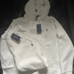 Polo Ralph Lauren Dress - POLO Dress storlek S/M aldrig använd helt ny skick väldigt bekväm och fin passar perfekt till sommaren och är väldigt populär 