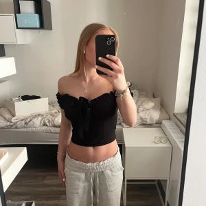 Topp från New Look - Jätte fin svart topp från New Look. Toppen är i fint skick och inte så använd. 💕