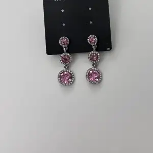 Jättefina örhängen med fina rosa och silver stenar!! Aldrig använda! 