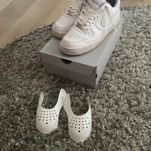 Nike airforce  - Bra skick säljer dom för att jag inte använder dom längre passar inte riktigt min still ni får anticrease skydd på köpet