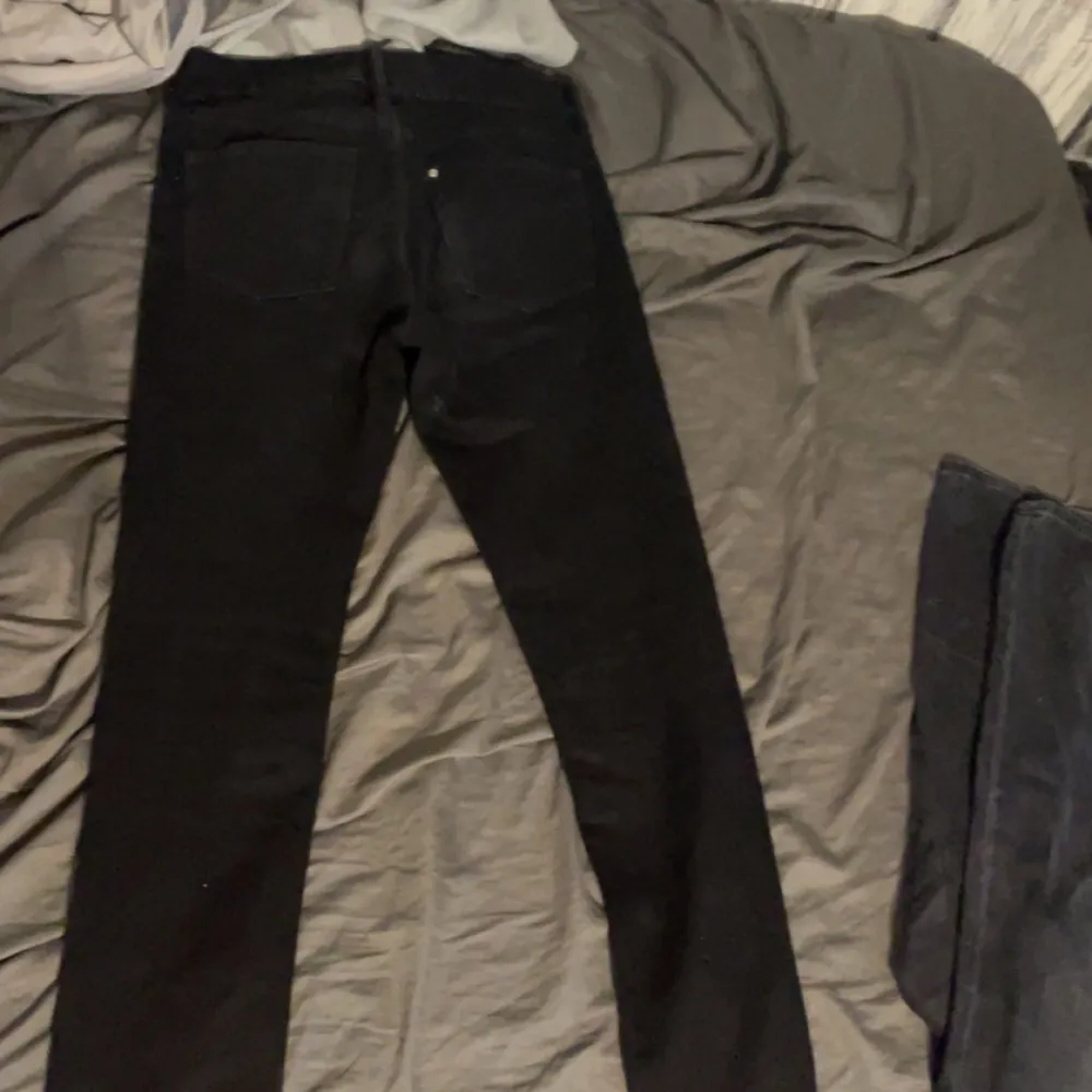 En par svarta skinny jeans i bra skick  Passform: runt 180 cm lång  Skick 8/10. Jeans & Byxor.
