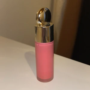 Rare beauty blush - Nypris 389 Färg - happy Testat 4 gånger (inte på ansiktet, använt på handen med borste) Säljer pga passar inte min hudton 