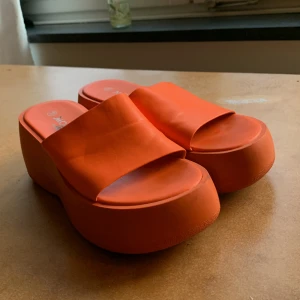 Slip ins  - Orangea slip-ins med platå