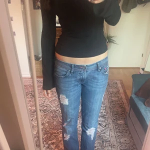 Lågmidjade Diesel jeans - Unika lågmidjade jeans med rosa detaljer från diesel! Säljer pga att de är liiite korta på mig som är 170. Små i storlek så skulle säga att storleken är mer som w28. 100% bomull och har en liten vit färgfläck vid benet men den märks inte.