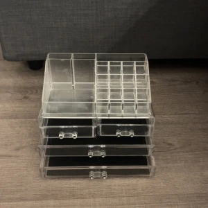 Smink förvaring - Säljer denna smink förvaring då den it kommer t användning. Pris kan diskuteras🤍