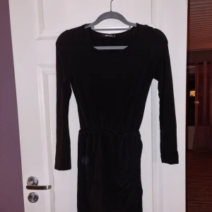 Klänning  - Svart klänning från Gina Tricot. 