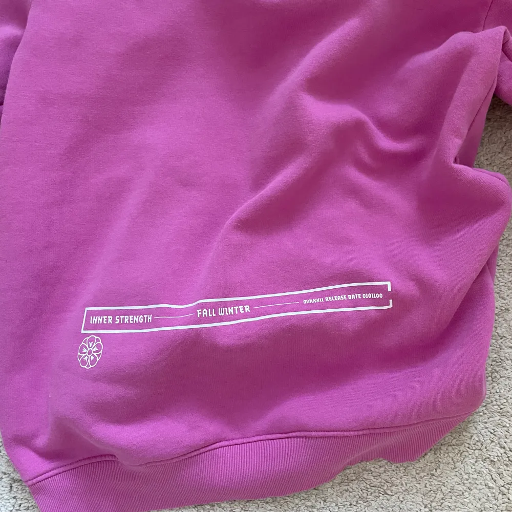 Tvär snygg och mysig rosa hoodie, inga defekter, använt ytterst få antal gånger, perfekt färgklick nu till sommaren☀️🥰. Hoodies.