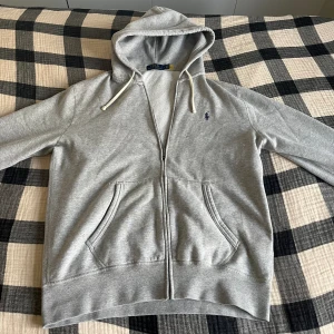 Polo Ralph lauren zip hoodie - Säljer nu denna riktigt feta och trendiga zip hoodien ifrån polo Ralph lauren. Tröjan är i nyskick utan några defekter. Den säljs då den inte kommer till användning. Priset är inte hugget i sten och frågor i DMs! 🥂