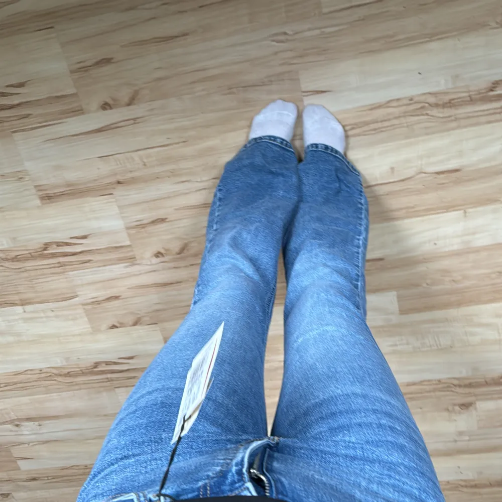Säljer dessa jeans då dem inte kommit till någon användning alls, prislappen är kvar 😊. Jeans & Byxor.