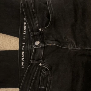 Low Waist jeans - Jag säljer mina low flare jeans från bikbok då dom är för stora. Jag älskar passformen och att dom är lågmidjade. Färgen har tvättats ut lite men inget man tänker på!🤍 Pris kan diskutera och för bilder på skriv privat🤍