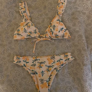 Söt bikini  - Säljer min söta, gula och blommiga bikini från shein i storlek S. Bikinin har aldrig använts då den är för liten för mig. Pris kan diskuteras💕