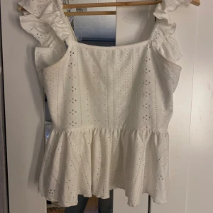 Vit sommar topp från SHEIN💕 - Använd 3-5 gånger, volang axlar, öppen Justerbar rygg, passar perfekt nu till sommaren🌟🌸. Kom privat för mer info.