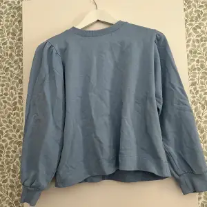 En blå tröja som tyvärr inte används längre. Storleken är xs/s och är från lager 157
