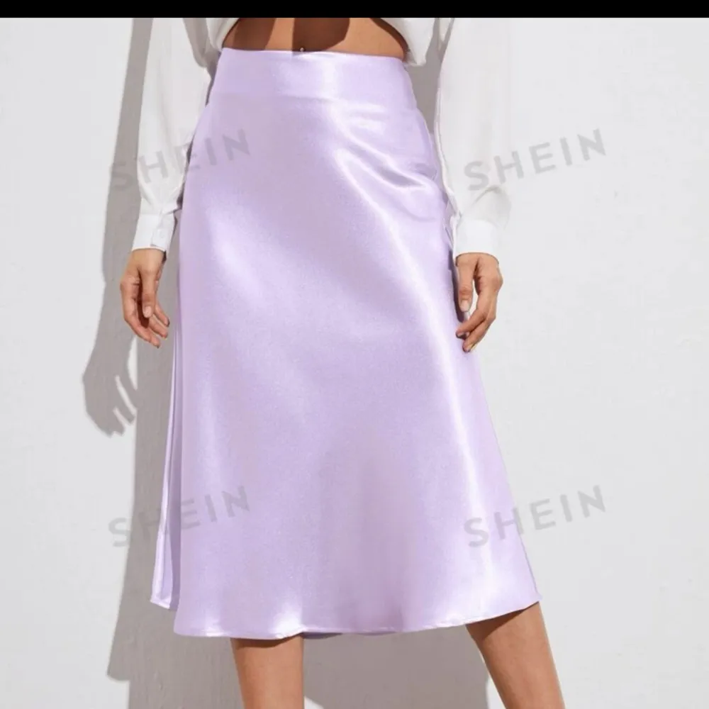 Två kjolar från shein säljs nu, super fint skick båda två men kommer ej till användning tyvärr!  Super bra kvalitet och båda är i storlek S!  Säljs för 50kr / styck. Kjolar.