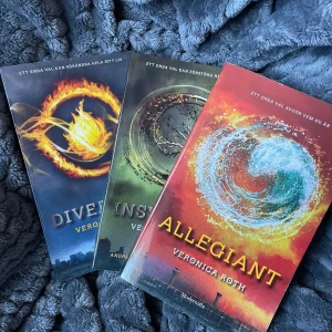 Divergent trilogin - Säljer hela divergent trilogin på svenska💕 första boken har små tecken på användning annars är de i bra skick. Första boken har matt omslag, de andra två är blanka. Säljer alla tre för 80kr!