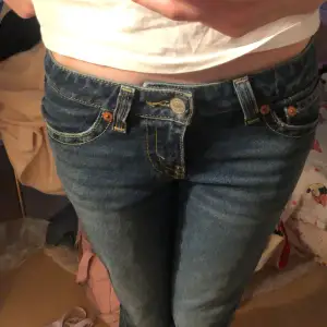 Jag säljer dessa skit snygga Levis jeans!! Säljer då dem är för korta för mig. Köpta för cirka 1400 kr. Aldrig använda och lågmidjade med bootcut. Priset går att diskuteras. Skriv privat för fler bilder🤗