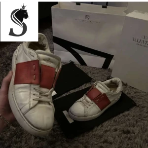 Valentino skor  - Ett par valentino opens i röd färg. hyfsat skick, en del slitage men går att fixa hos en skomakare. Nypris ca 6000| vårt pris 1499kr. Vid köp tillkommer box och dustbag. Vid frågor ”kontakta”📩